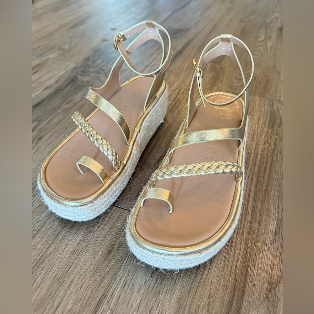 AEROSOLES Dolly sandals. Strappy Flatform in Soft Gold Patent Faux Leather